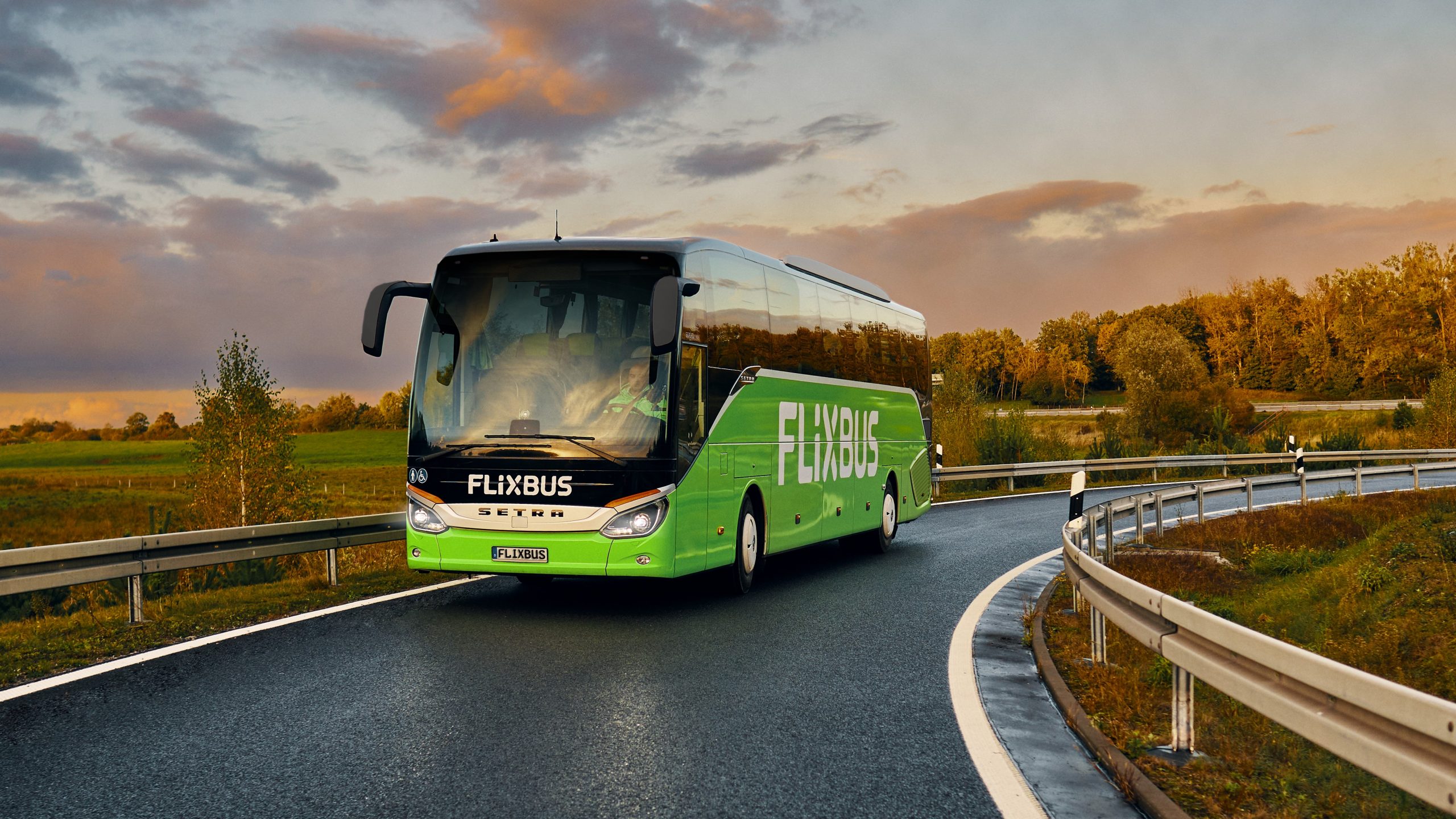 Resize_flixbus-maxthrelfallphoto-16-motorway-departure-evening-435-re