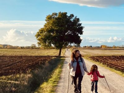 mamma con bambina in cammino