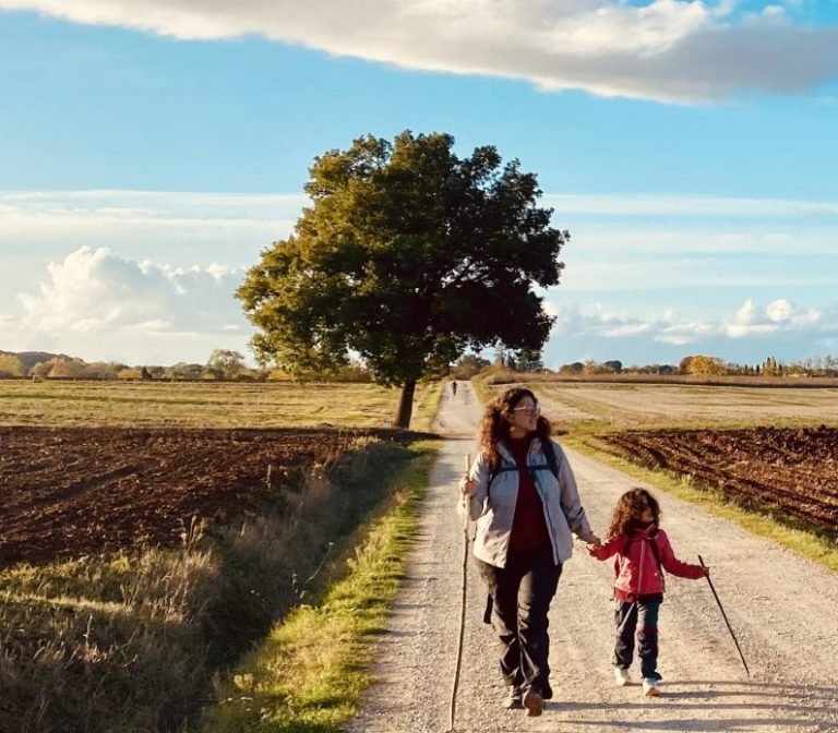 mamma con bambina in cammino