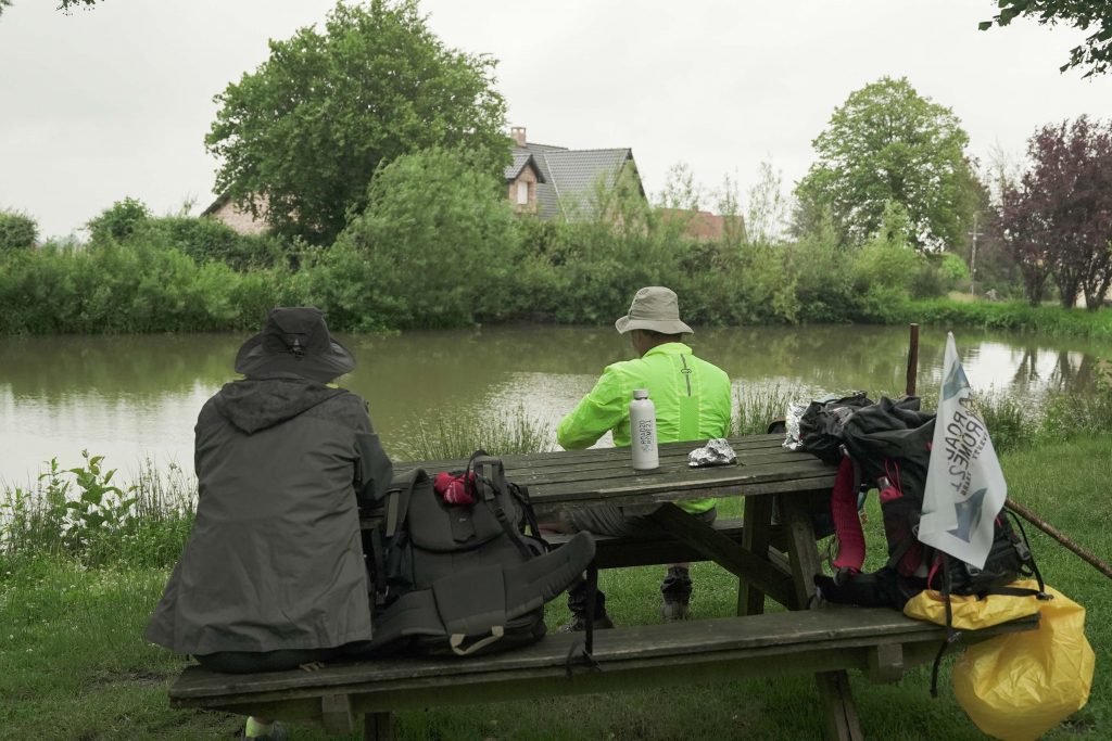 Marcher sous la pluie permettrait d'atténuer le stress, selon une