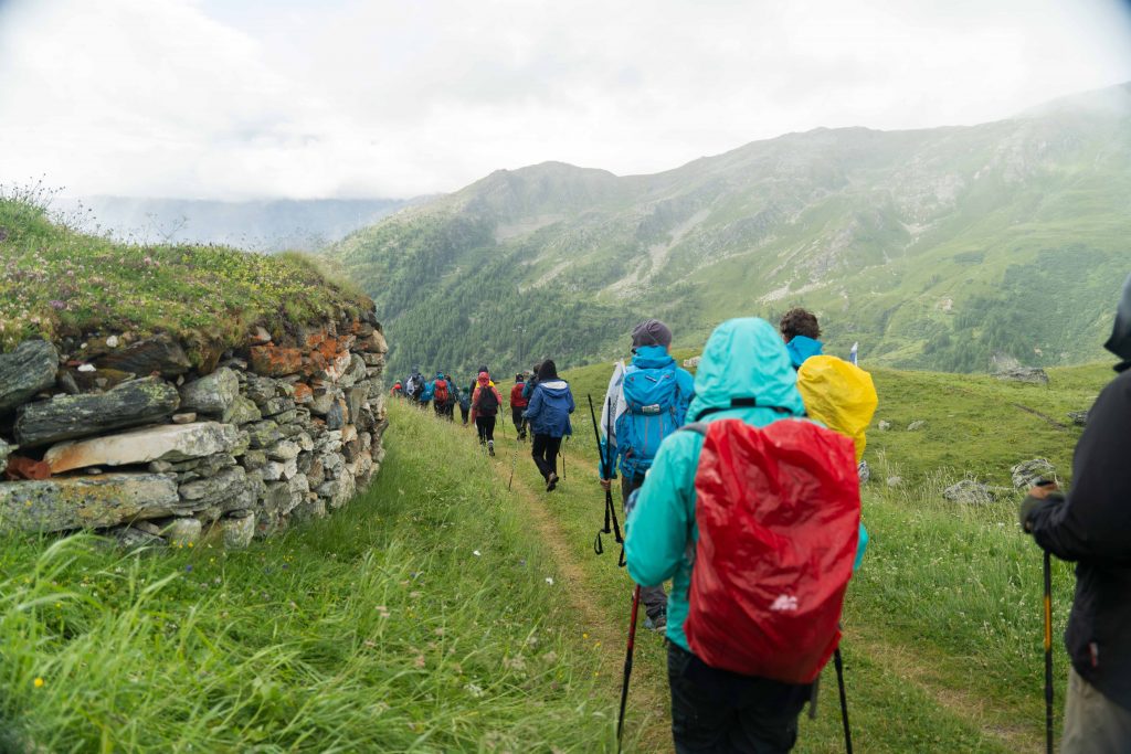 Camminare sotto la pioggia Via Francigena Valle d'Aosta