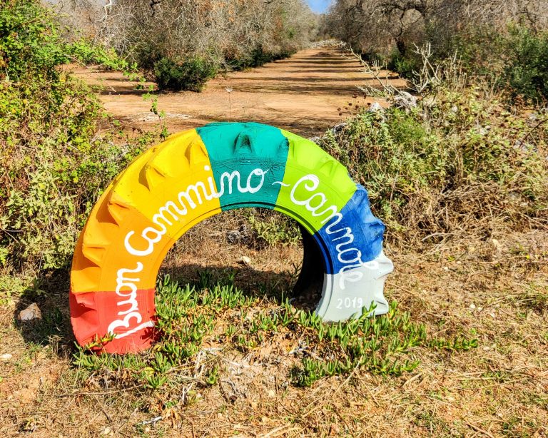 Ruota colorata arcobaleno lungo Via Francigena Salento Cannole